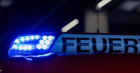 Ein Blaulicht leuchtet auf einem Feuerwehrwagen. (Symbolbild)