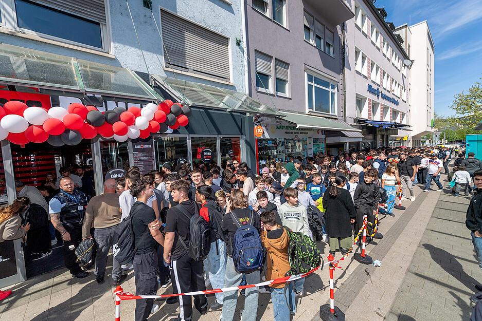 April: Schlangestehen für Ein-Cent-Döner zur Eröffnung  des Haus des Döners an der Heilbronner Allee.