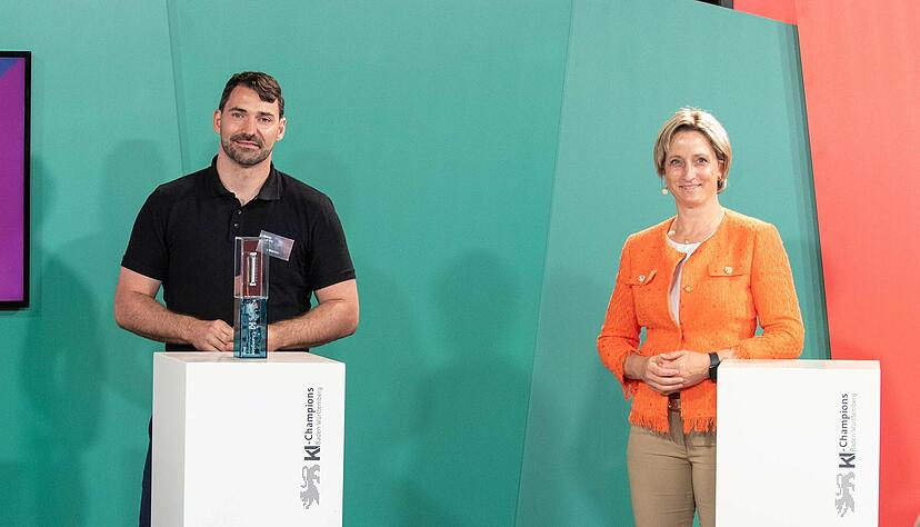Ministerin Nicole Hoffmeister-Kraut zeichnet 100-Worte-Gr&uuml;nder Simon Tsch&uuml;rtz und sein Unternehmen als KI-Champion aus.
Foto: Wirtschaftsministerium BW