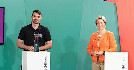 Ministerin Nicole Hoffmeister-Kraut zeichnet 100-Worte-Gründer Simon Tschürtz und sein Unternehmen als KI-Champion aus.
Foto: Wirtschaftsministerium BW