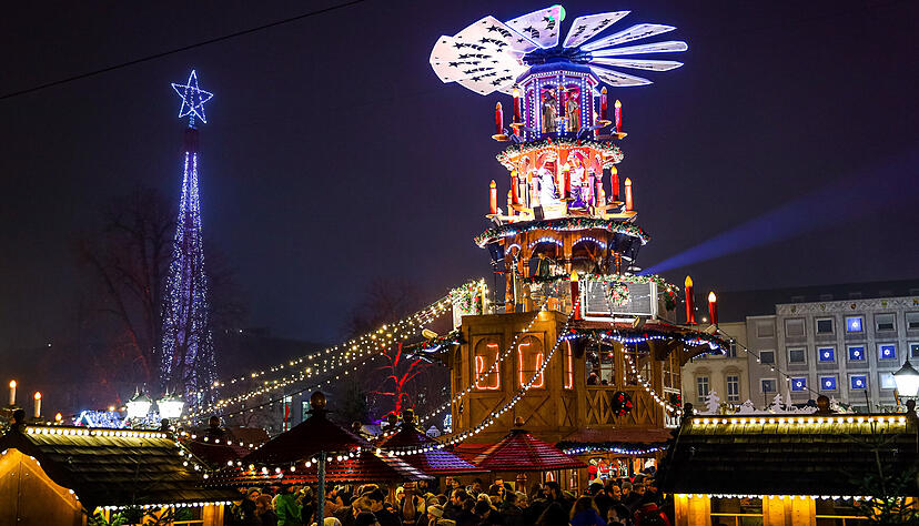 Der Weihnachtsmarkt in Karlsruhe vor dem Naturkundemuseum.