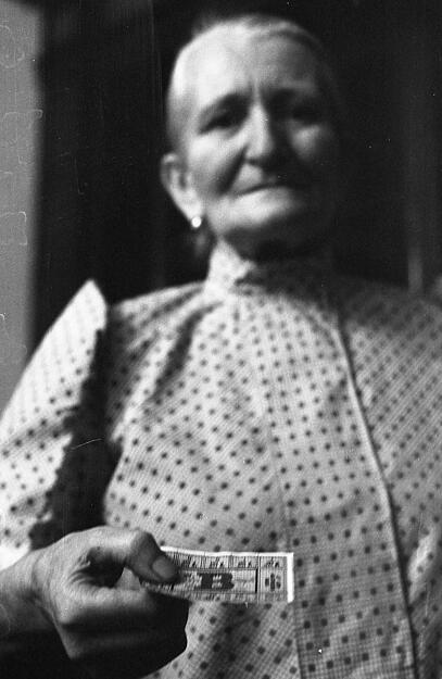 Lediglich mit einem Bezugsschein erhalten die polnischen B&uuml;rger in den L&auml;den allenfalls das Notwendigste und kommen nur knapp &uuml;ber die Runden. In langen Schlangen m&uuml;ssen sie nach Lebensmitteln anstehen, die Versorgungslage ist katastrophal. Die Spenden der Hilfsaktion "Menschen in Not" ist dringend notwendig. Aufnahme von Dezember 1981.