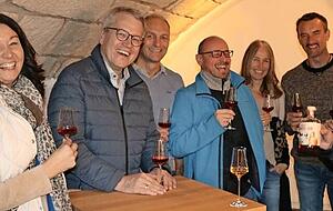 Seniorchef Klaus Mozer (rechts) empfängt eine Besuchergruppe aus dem Unterallgäu, die Sven Schneider, Chef der BAG Hohenlohe (Dritter v.l.) hierher gelockt hat. Seniorchef Klaus Mozer (rechts) empfängt eine Besuchergruppe aus dem Unterallgäu, die Sven Schneider, Chef der BAG Hohenlohe (Dritter v.l.) hierher gelockt hat.