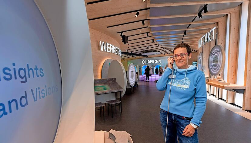 Die Besucher nutzten am Eröffnungstag des KI-Pavillons der Experimenta die Gelegenheit, sich spielerisch über Künstliche Intelligenz zu informieren.
Foto: Mario Berger