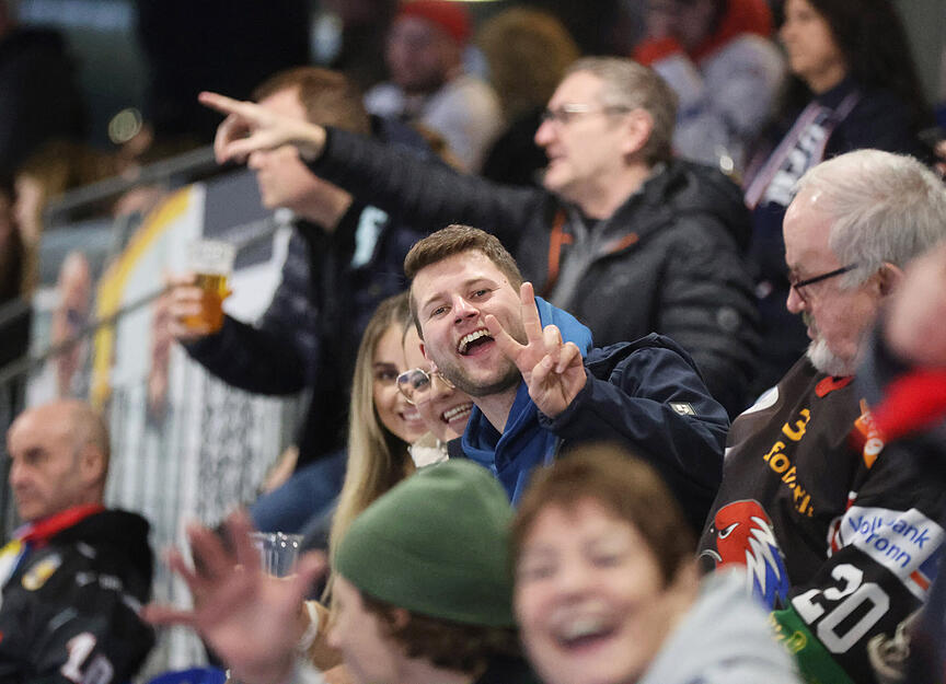 Die Stimmung im Stadion ist gut.