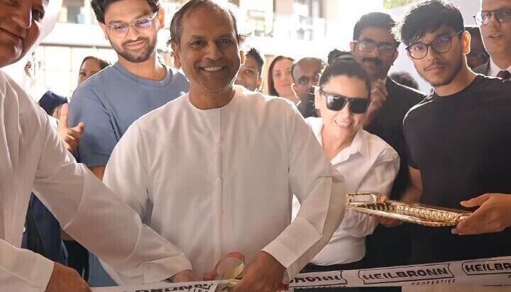 Dileep Kumar in einem Kandura, dem für Dubai typischen weißen Männergewand, bei der Eröffnung eines seiner Immobilien-Projekte Dileep Kumar in einem Kandura, dem für Dubai typischen weißen Männergewand, bei der Eröffnung eines seiner Immobilien-Projekte