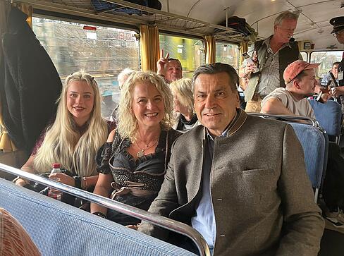 Etwa 260 Wasenfans aus dem Raum Heilbronn sind am Dienstag mit dem historischen Schienenbus zum Cannstatter Volksfest nach Stuttgart gereist.