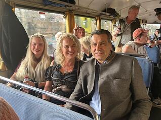 Etwa 260 Wasenfans aus dem Raum Heilbronn sind am Dienstag mit dem historischen Schienenbus zum Cannstatter Volksfest nach Stuttgart gereist.