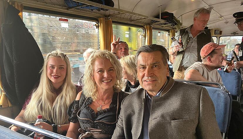 Etwa 260 Wasenfans aus dem Raum Heilbronn sind am Dienstag mit dem historischen Schienenbus zum Cannstatter Volksfest nach Stuttgart gereist.