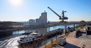 Der Heilbronner Hafen ist der wichtigste Umschlagplatz f&uuml;r Warren am Neckar.