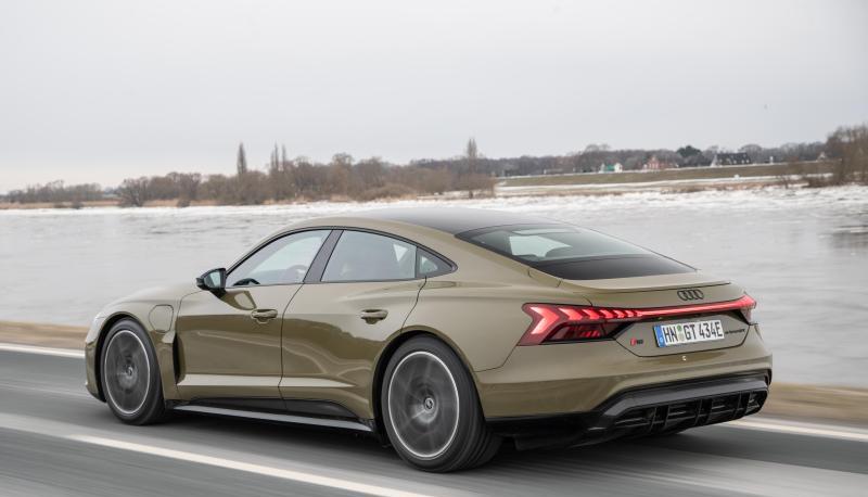 Auch das Heck strahlt beim Audi E-Tron GT viel Dynamik aus. Auch das Heck strahlt beim Audi E-Tron GT viel Dynamik aus.