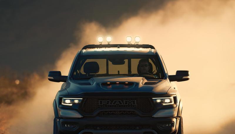 In den USA sind Riesen-Pick-Ups wie der Ram 1500 TRX keine Seltenheit. Hierzulande dürfte er für reichlich Aufmerksamkeit sorgen.