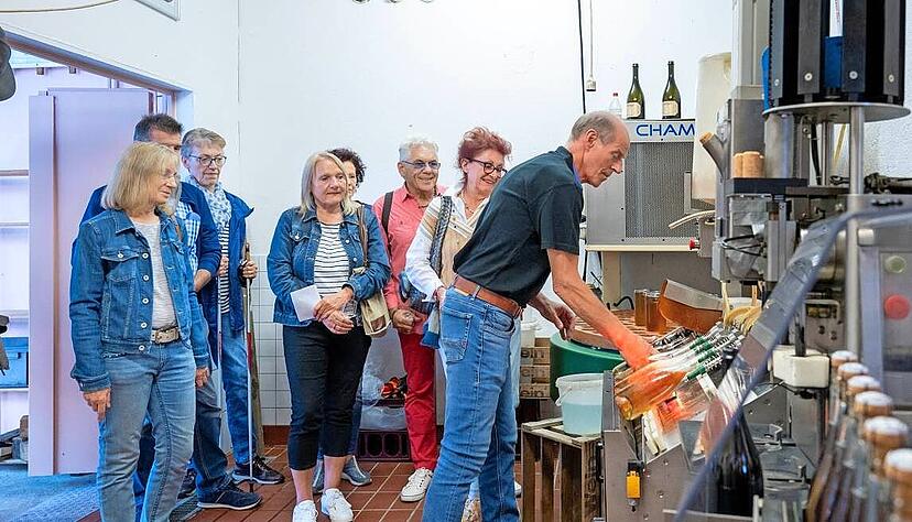An einer speziellen Sektmaschine l&auml;sst Horst Stengel zun&auml;chst das geeiste Hefedepot aus der Flasche schie&szlig;en &minus; und diese danach vollautomatisch verkorken.