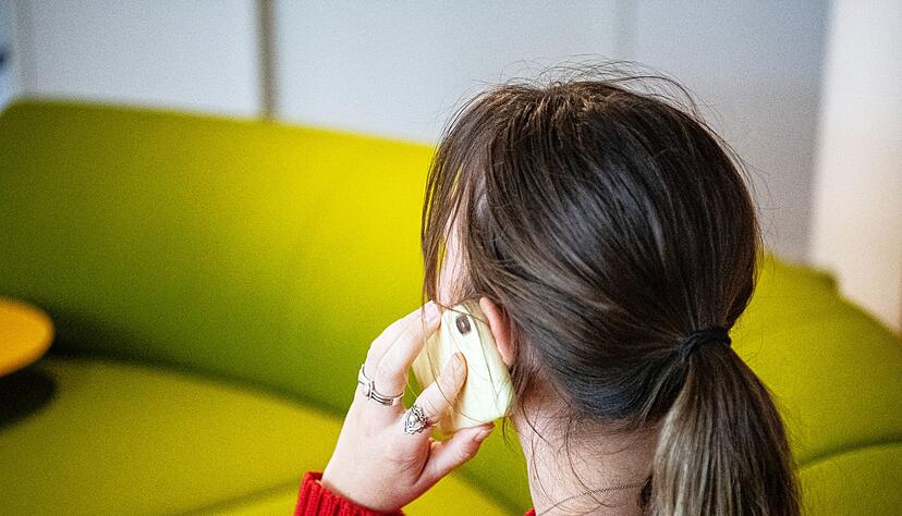 Was, die Telekom oder DHL rufen an und wollen SMS-Codes vorgelesen bekommen? Dann legen Sie besser schnell auf. Sonst droht Konten-Klau.