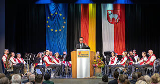 Cem Özdemir spricht in Brackenheim zum Tag der Deutschen Einheit.