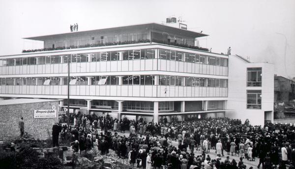 Zusammengestellt von Archiv und Dokumentation der Heilbronner Stimme 

8. November 1951: Zwischen den Ruinen der Heilbronner Altstadt ist innerhalb von 142 Tagen das Warenhaus Merkur als erstes großstädtisches Kaufhaus empor gewachsen. Am Eröffnungstag warten Hunderte Besucher auf Einlass.