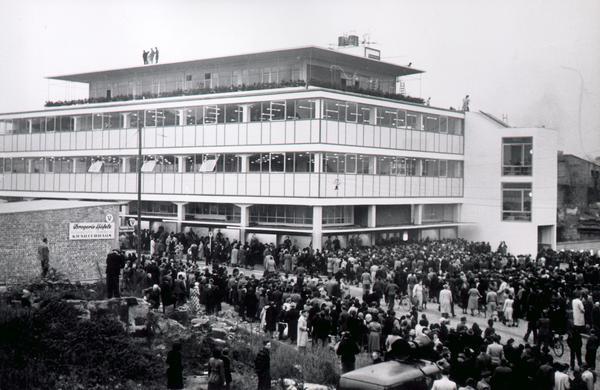 Zusammengestellt von Archiv und Dokumentation der Heilbronner Stimme 

8. November 1951: Zwischen den Ruinen der Heilbronner Altstadt ist innerhalb von 142 Tagen das Warenhaus Merkur als erstes großstädtisches Kaufhaus empor gewachsen. Am Eröffnungstag warten Hunderte Besucher auf Einlass.