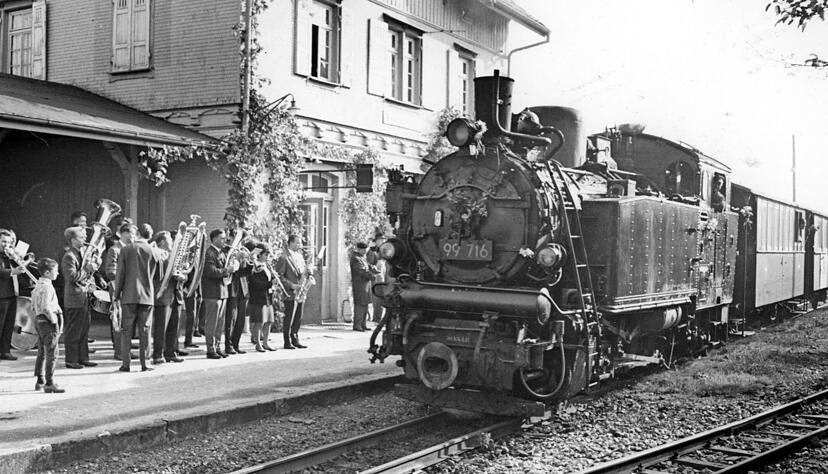 Am 16. Oktober 1963 kommt ein Tross Berliner Journalisten mit der Zabergäubahn in Brackenheim an.
Fotos: privat Am 16. Oktober 1963 kommt ein Tross Berliner Journalisten mit der Zabergäubahn in Brackenheim an.
Fotos: privat