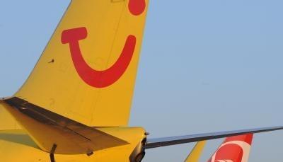 Die Flugzeuge von TUIfly und Air Berlin stehen auf dem Flughafen in Hannover Langenhagen nebeneinander.