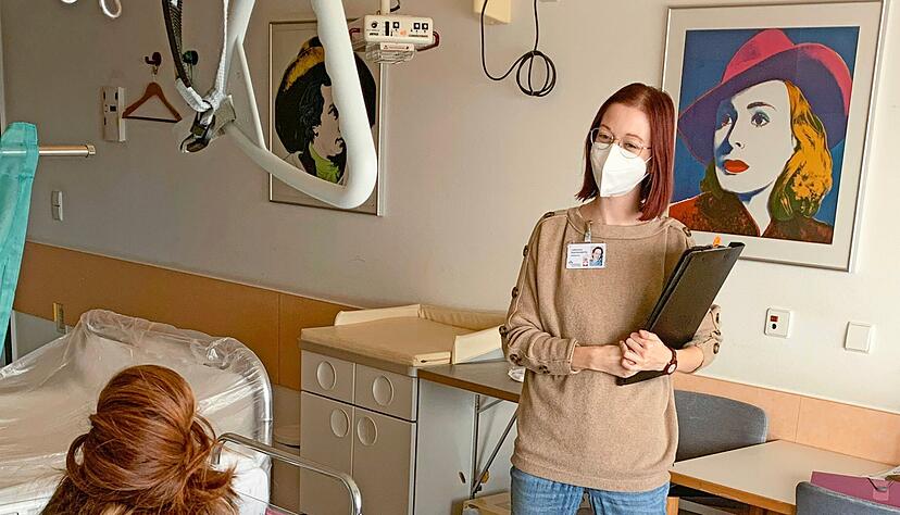 Was ist nach der Geburt zu tun und wie kann ich mich mit anderen vernetzen oder Hilfe holen: Catharina Kochendörfer (hinten) weiß Bescheid und gibt frischgebackenen Müttern Ratschläge.