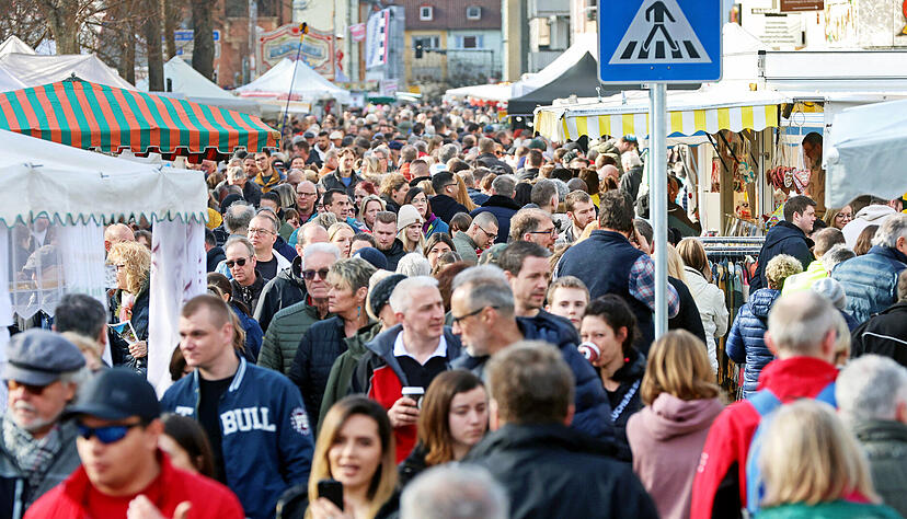 22.02.2025: Die Karlstra&szlig;e am Sonntag: Dicht gedr&auml;ngt genie&szlig;en die Menschen das gute Wetter und die besondere Atmosph&auml;re des Heilbronner Pferdemarkts.