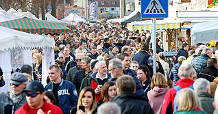 22.02.2025: Die Karlstra&szlig;e am Sonntag: Dicht gedr&auml;ngt genie&szlig;en die Menschen das gute Wetter und die besondere Atmosph&auml;re des Heilbronner Pferdemarkts.
