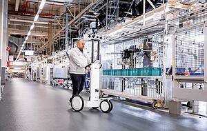 Audi-Mitarbeiter Alperen &Ouml;zt&uuml;rk digitalisiert eine Produktionshalle am Standort Neckarsulm mit einem 3D-Geb&auml;udescanner. Foto: Audi