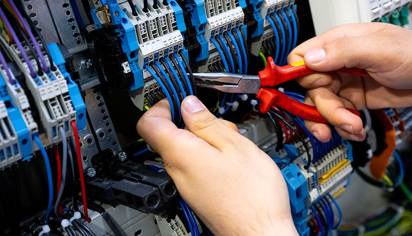 Wenn der Fachkräftemangel nicht zur Wachstumsbremse werden soll, müssen Unternehmen, Beschäftigte und Politik müssen gemeinsam Abhilfe schaffen. Wenn der Fachkräftemangel nicht zur Wachstumsbremse werden soll, müssen Unternehmen, Beschäftigte und Politik müssen gemeinsam Abhilfe schaffen.