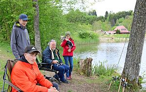 Warten am Pfingstsonntag darauf, dass Zander und Barsch im Neumühlsee anbeißen: (von vorn) Jeremy Angerer, sein Freund Liam, Vater Bernd Angerer und Jenna mit Yorkshire-Terrier Amor auf dem Arm. Warten am Pfingstsonntag darauf, dass Zander und Barsch im Neumühlsee anbeißen: (von vorn) Jeremy Angerer, sein Freund Liam, Vater Bernd Angerer und Jenna mit Yorkshire-Terrier Amor auf dem Arm.