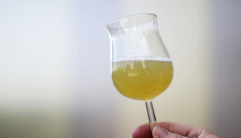 Je nach Vorliebe kann man selbst bestimmen, wie man den Federwei&szlig;en mag. Zu Beginn ist er noch s&uuml;&szlig;er, zum Ende der G&auml;rung enth&auml;lt er bereits mehr Alkohol.