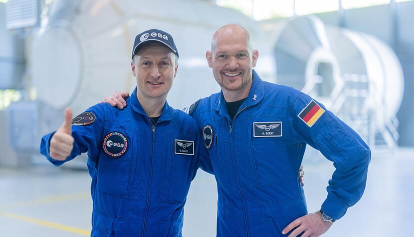 Alexander Gerst (r) aus Baden-W&uuml;rttemberg arbeitete zweimal, der Saarl&auml;nder Matthias Maurer einmal auf der Internationalen Raumstation ISS. (Archivbild)