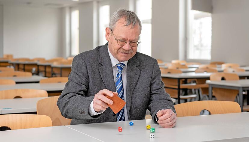 Tilman Becker im Hohenheimer Hörsaal: Der Wissenschaftler leitet die bundesweit einmalige Forschungsstelle Glücksspiel.
Foto: Christiana Kunz Tilman Becker im Hohenheimer Hörsaal: Der Wissenschaftler leitet die bundesweit einmalige Forschungsstelle Glücksspiel.
Foto: Christiana Kunz