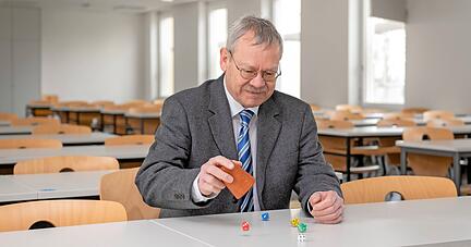 Tilman Becker im Hohenheimer Hörsaal: Der Wissenschaftler leitet die bundesweit einmalige Forschungsstelle Glücksspiel. 
Foto: Christiana Kunz