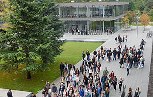 2014 wurde die Au&szlig;enstelle der DHBW Mosbach in die Selbstst&auml;ndigkeit entlassen. Hier die damaligen Erstsemester auf dem neuen Bildungscampus.
Foto: Archiv/Berger