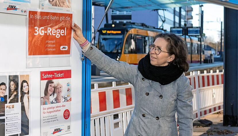 Tanja Zurmühl vom Verkehrsverbund HNV hängt ein 3G-Plakat am Heilbronner Hauptbahnhof auf. Von heute an gelten die Einschränkungen im Nahverkehr.
Foto: Mario Berger Tanja Zurmühl vom Verkehrsverbund HNV hängt ein 3G-Plakat am Heilbronner Hauptbahnhof auf. Von heute an gelten die Einschränkungen im Nahverkehr.
Foto: Mario Berger