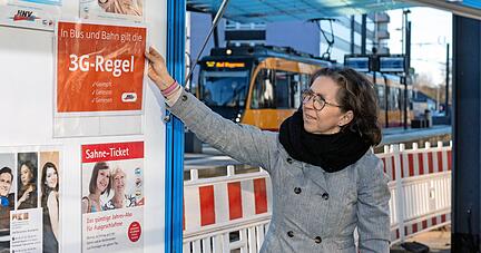 Tanja Zurmühl vom Verkehrsverbund HNV hängt ein 3G-Plakat am Heilbronner Hauptbahnhof auf. Von heute an gelten die Einschränkungen im Nahverkehr.
Foto: Mario Berger