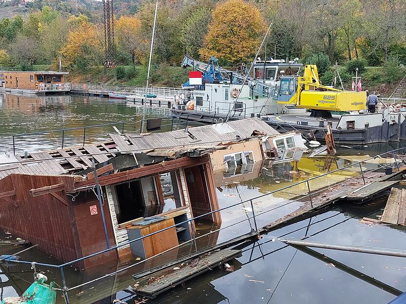 Am Ende glückt die Bergung des Vereinsheims aus dem Neckar. Auf den Bootsverein Haßmersheim kommt mit Abriss und Entsorgung noch viel Arbeit zu.