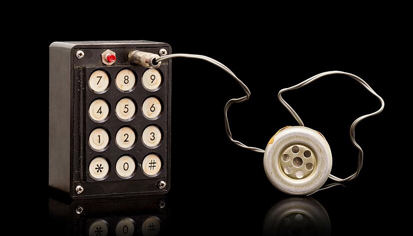 Die Blue Box, mit denen man das Telefonsystem manipulieren konnte, war das erste kommerzielle Projekt von Steve Wozniak und Steve Jobs. Handout: Bonhams/dpa Die Blue Box, mit denen man das Telefonsystem manipulieren konnte, war das erste kommerzielle Projekt von Steve Wozniak und Steve Jobs. Handout: Bonhams/dpa