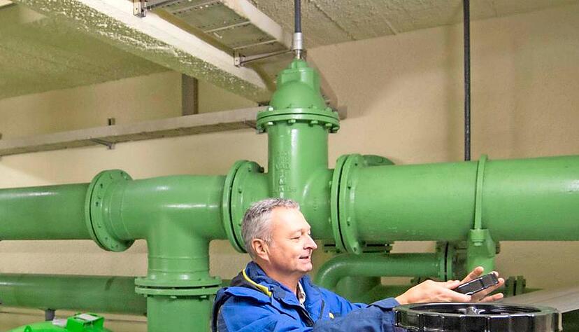 Vorarbeiter Günther Deigner im Technikbereich des Wartberg-Behälters.