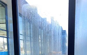 Viele Fenster im Rappsodie sind erblindet. Das ist vor allem ein ästhetischer Schaden, der den Badespaß nicht beeinträchtigt.
Fotos: Elfi Hofmann Viele Fenster im Rappsodie sind erblindet. Das ist vor allem ein ästhetischer Schaden, der den Badespaß nicht beeinträchtigt.
Fotos: Elfi Hofmann