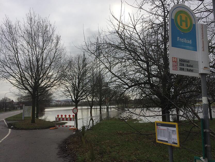 Straßen wegen Hochwasser gesperrt Straßen wegen Hochwasser gesperrt