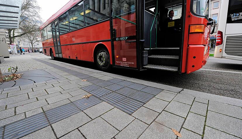 Wenn das Augenlicht nachl&auml;sst oder erlischt, ist jeder Tag eine einzige Folge von Herausforderungen. Schwierig wird dann auch das Busfahren. 
Foto: Archiv/Mugler