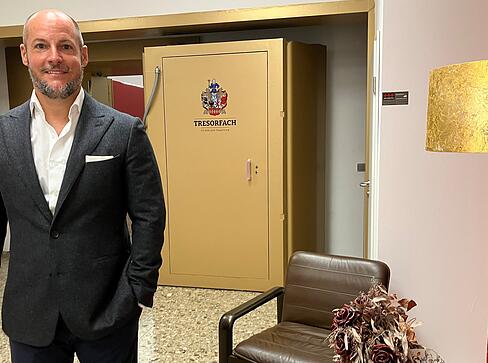 Ronald, Siegle, Vorstand von La Siegle Capitale AG, steht vor der dicken Tresortür, die zu den Gängen mit den Schließfächern führt.