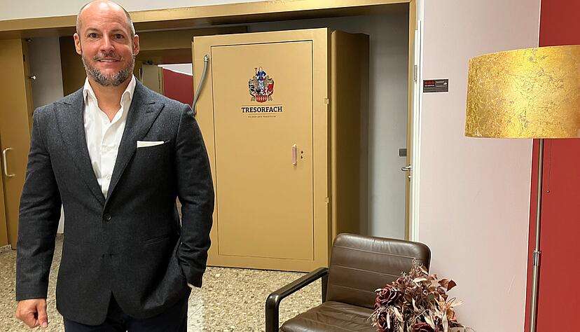 Ronald, Siegle, Vorstand von La Siegle Capitale AG, steht vor der dicken Tresortür, die zu den Gängen mit den Schließfächern führt.