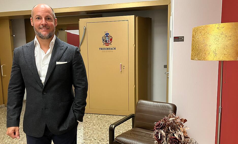 Ronald, Siegle, Vorstand von La Siegle Capitale AG, steht vor der dicken Tresortür, die zu den Gängen mit den Schließfächern führt.