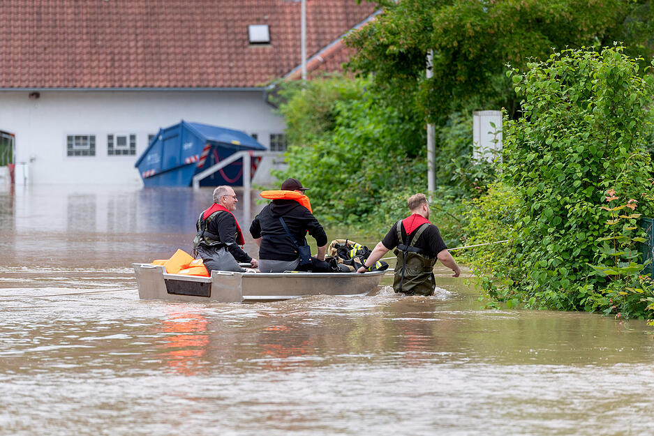 Bilder zeigen Überflutungen in Obereisesheim und im Lokal Happy Match