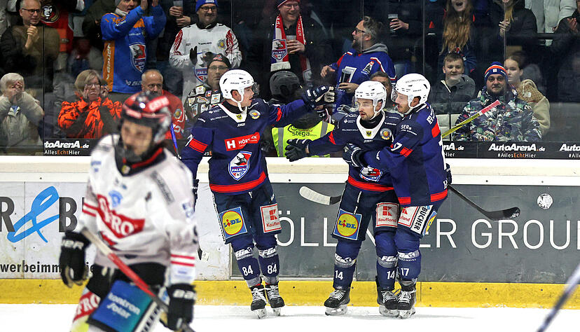 Das war der erste Streich: Niklas Jentsch (2.v.r.) hat soeben das 1:0 erzielt, die Kollegen Malte Krenzlin und Robin Just (rechts) jubeln mit. Das war der erste Streich: Niklas Jentsch (2.v.r.) hat soeben das 1:0 erzielt, die Kollegen Malte Krenzlin und Robin Just (rechts) jubeln mit.