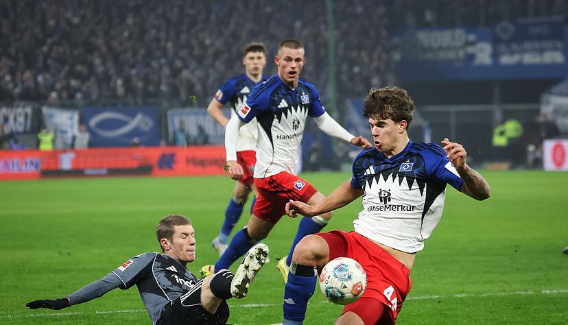 Luka Vuskovic (Hamburger SV, r) und Elias Baum (Eintracht Frankfurt) k&auml;mpfen um den Ball.
