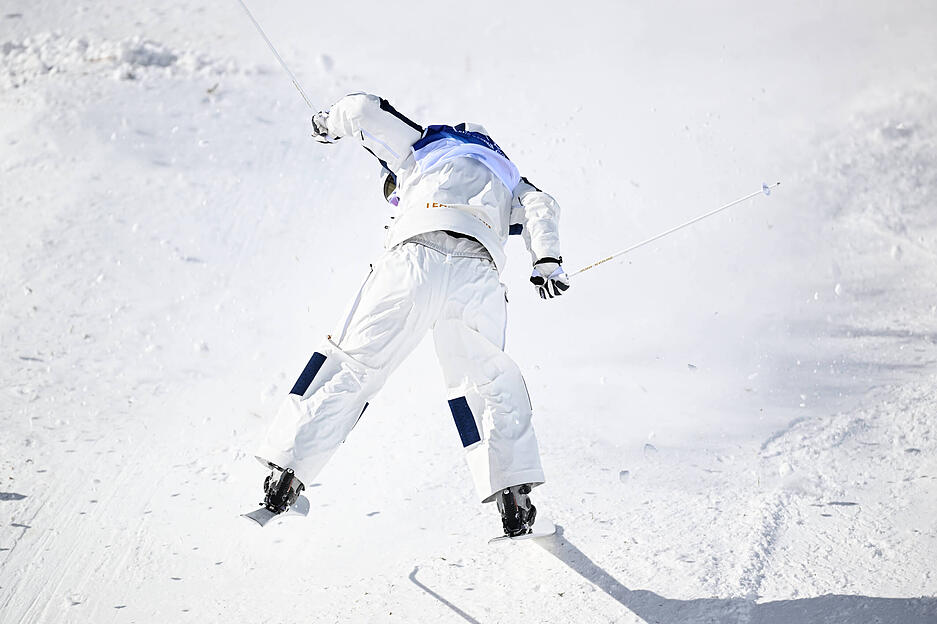 Dass es etwas holprig zugeht, ist auf der Buckelpiste beim Dual-Mogul-Wettkampf normal. Mit dem Rücken zuerst ins Ziel zu kommen, nicht. Der Japaner Ikuma Horishima landet nach einem Sturz verkehrtherum und schafft es trotzdem, als Erster ins Ziel zu kommen. Dass es etwas holprig zugeht, ist auf der Buckelpiste beim Dual-Mogul-Wettkampf normal. Mit dem Rücken zuerst ins Ziel zu kommen, nicht. Der Japaner Ikuma Horishima landet nach einem Sturz verkehrtherum und schafft es trotzdem, als Erster ins Ziel zu kommen.