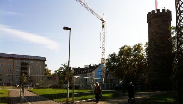 Der Baubeginn des Hotelprojekts am Bollwerksturm rückt näher: Das Baugenehmigungsverfahren hat das städtische Planungs- und Baurechtsamt jetzt abgeschlossen, am Montag wurde der Bauzaun aufgestellt. Der Baubeginn des Hotelprojekts am Bollwerksturm rückt näher: Das Baugenehmigungsverfahren hat das städtische Planungs- und Baurechtsamt jetzt abgeschlossen, am Montag wurde der Bauzaun aufgestellt.